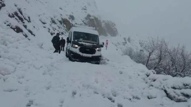 Bingöl Karlıova ve Yedisu ilçeleri arasında çığ düştü!