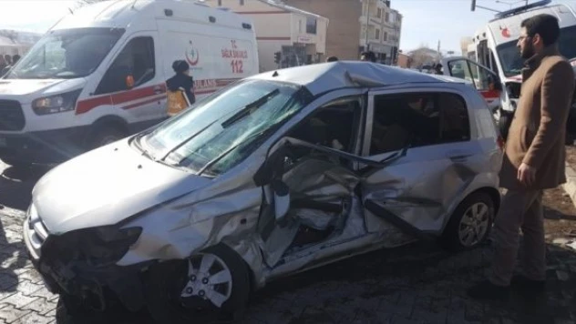 Otomobil ve ambulans birbirine girdi: 5 yaralı