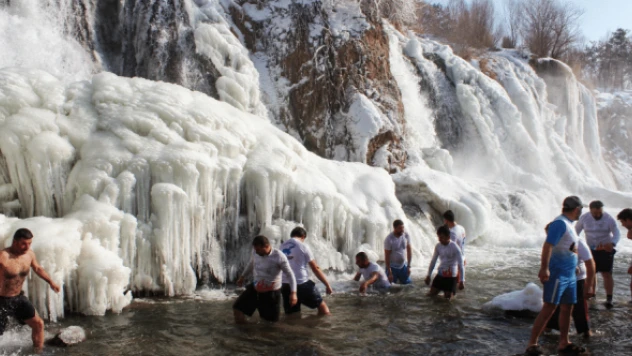 Buz gibi havada Muradiye Şelalesi'nde yüzdüler