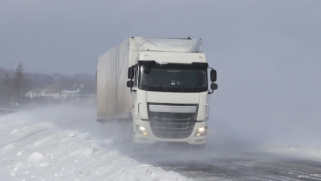 Çaldıran Belediyesi'nden yolda kalan TIR sürücülerine destek oldu