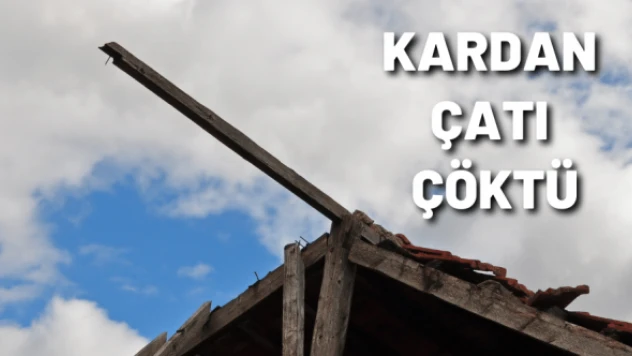 Çatılar karın kalınlığına dayanamadı, 15 araç hasar gördü