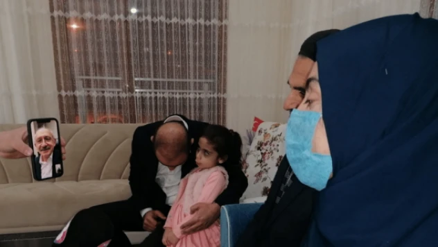 CHP Lideri Kılıçdaroğlu Elazığ depreminin simgesi 'Yüsra' ile görüştü