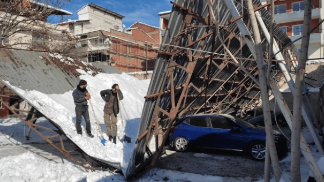Çöken otoparkın çatısı karton gibi ikiye ayrıldı
