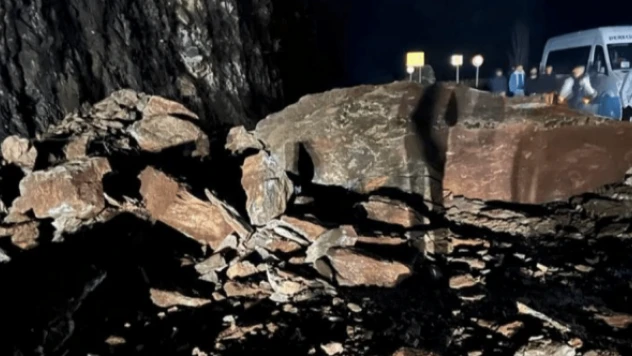 Dev kayalar araçları mahsur bıraktı