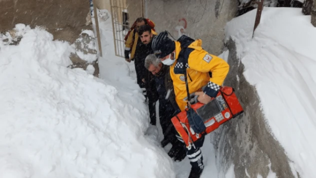 Doğuda kar sonucu yol ve köylerde mahsur kalanlar kurtarıldı