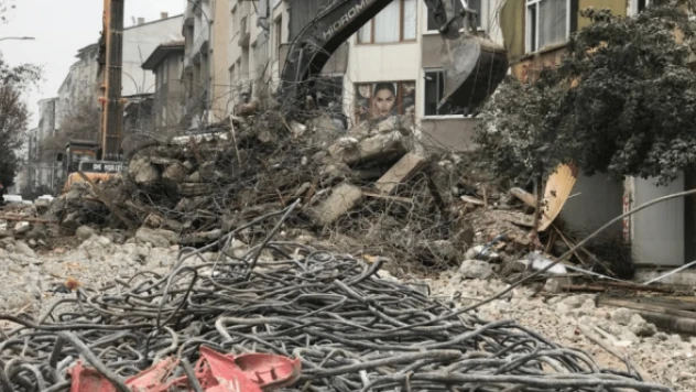 Elazığ'da ağır hasarlı binaların yıkımı sürüyor