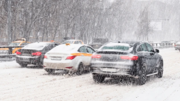 Erzurum'da aniden bastıran kar ulaşımı felç etti!