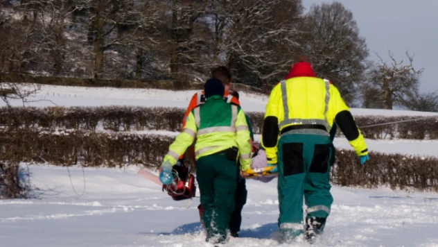 Erzurum'da karla mücadele ekipleri fenalaşan hastayı böyle kurtardı!