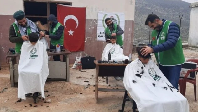 Erzurumlu berberler İdlibli çocukları tıraş etti