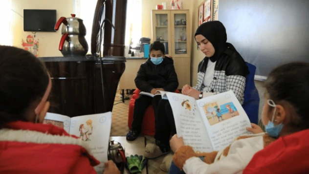 Fedakar öğretmen, hem öğrencileri hem kalpleri ısıttı