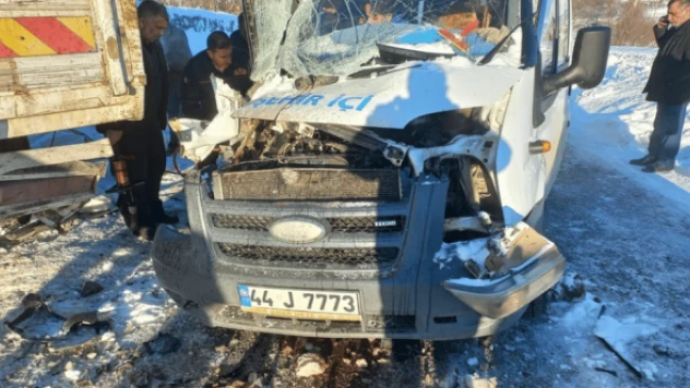 Kamyona çarpan minibüsteki 2 kişi yaralandı