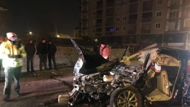 Bahçe duvarına çarptı: 4 ölü, 1 ağır yaralı