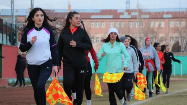 Kızlar futbol hakemi olmak için çabalıyor