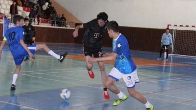 Liseli gençlerin futsal heyecanı