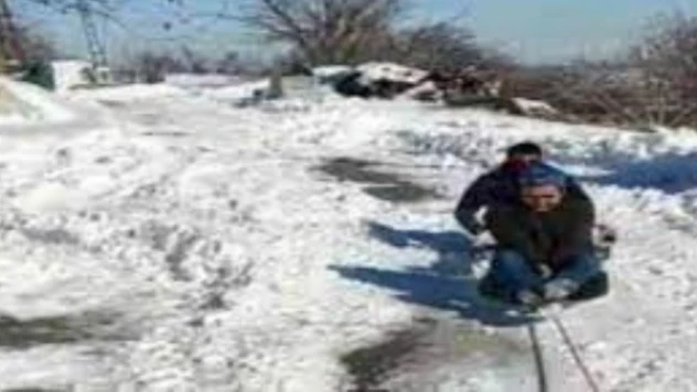 Malatya'da traktörle kar sörfü yaptılar!