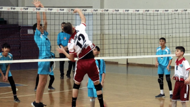 Malatya'da yıldızlar voleybol grup maçları başladı