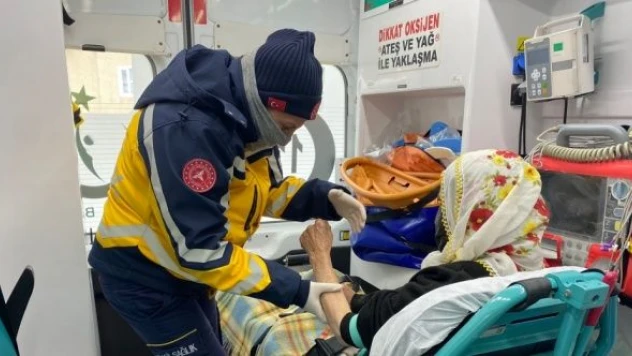 Malatya'da karda mahsur kalan hastanın imdadına iş makinesi yetişti