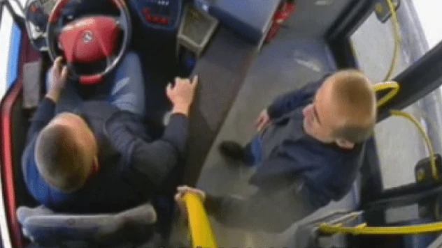 Maske takmayınca otobüsten atıldı