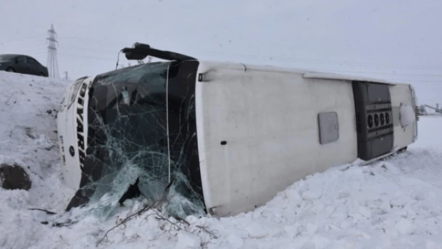Otobüs şarampole devrildi: 15 yaralı