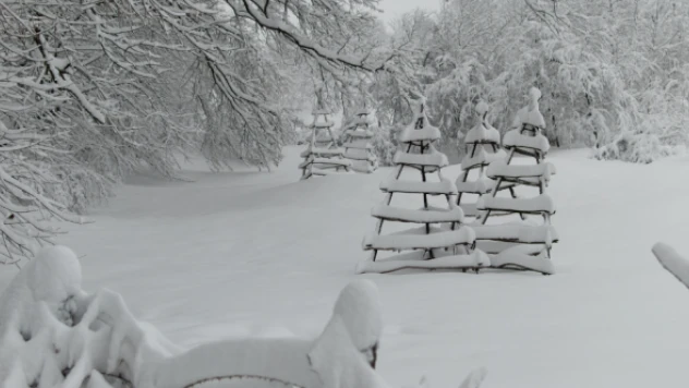 Ovacık'ta kar insan boyunu aştı!
