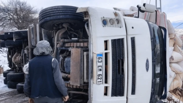 Saman yüklü kamyon devrildi