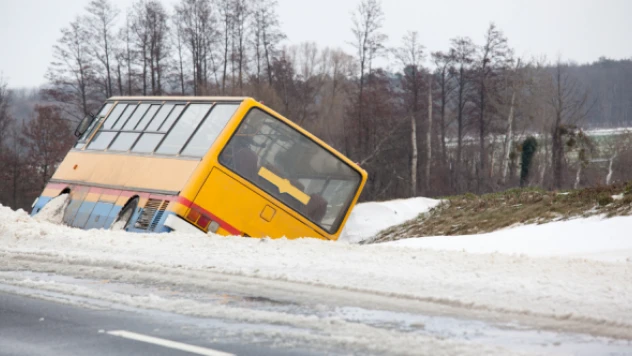 Trafik kazasında beli tutulan genç oturarak yardım bekledi