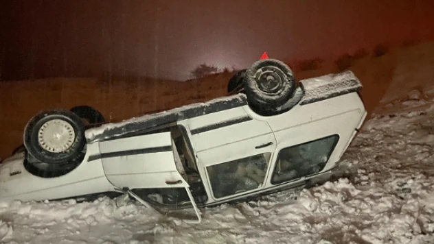 Van'da yoldan çıkan araç şarampole uçtu :4 yaralı