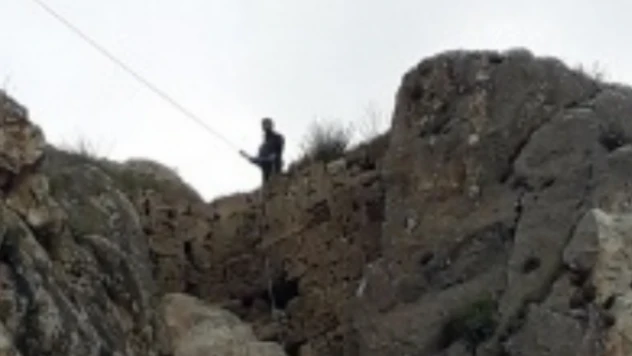 Van Kalesi'ne çıktı ayağı kayınca boşluğa uçtu