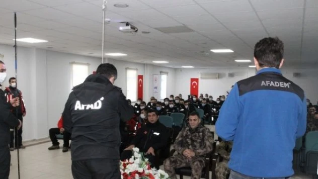 Van'da 75 polisten oluşan 'çığ timi' eğitimlere başladı