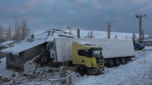 TIR yolunu şaşırdı eve girdi!