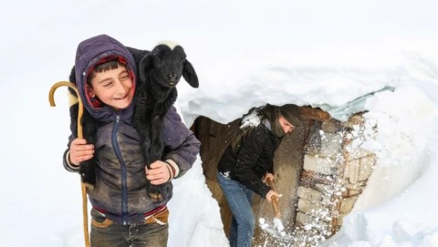 Van'ın kar örtüsü altındaki köylerinde 'beyaz esaret' yaşanıyor