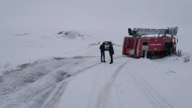 Yangın söndürmeye giden itfaiye yoldan çıktı!