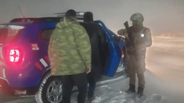 Yolda kalan 5 kişinin imdadına jandarma yetişti