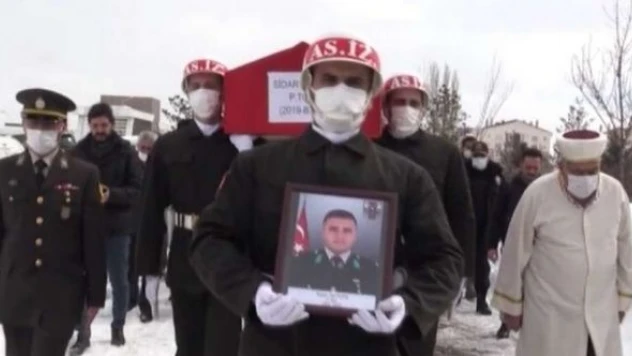 Ağrı şehidini uğurladı