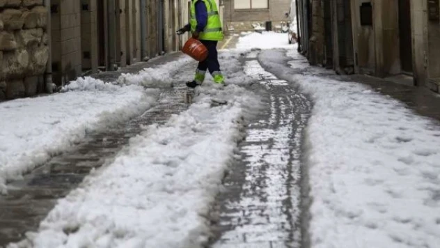 Çaldıran'da kar çalışmaları devam ediyor