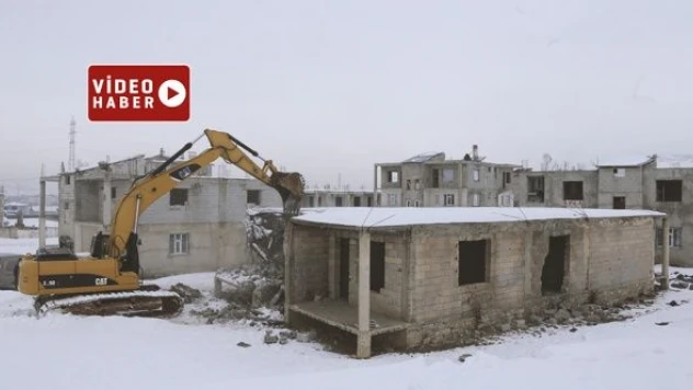 Gözünün yaşına bakmadan evleri yıktılar!