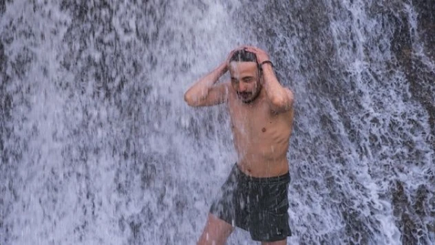 İskandinav ülkelerinde gördü, Susuz Şelalesi'nde buzlu suya girdi