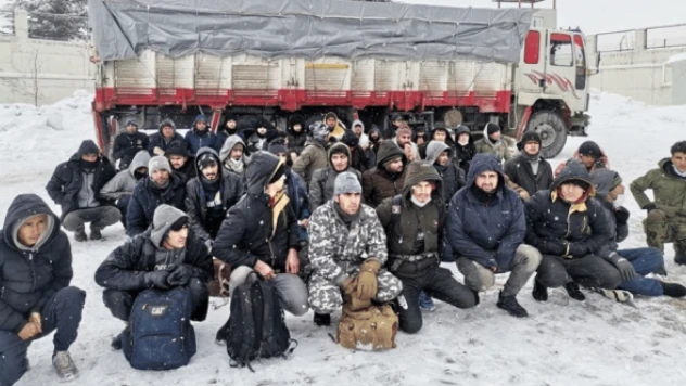 Kamyon kasasında 62 düzensiz göçmen yakalandı!