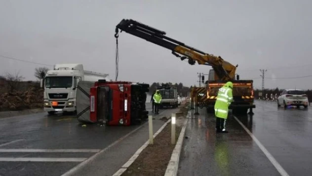 Sebze yüklü kamyonet devrildi