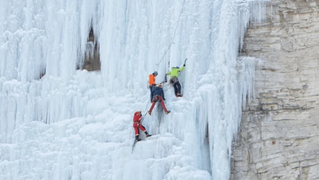 Sporcular donan şelalelere tırmandı