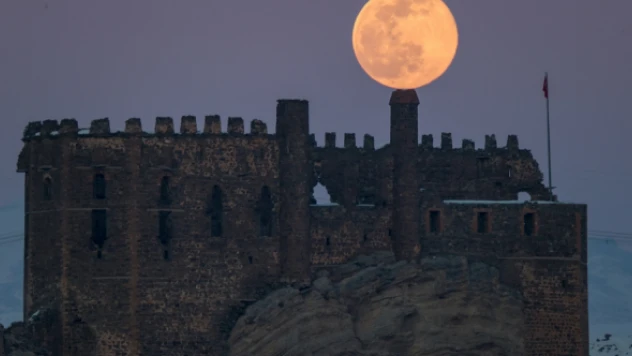 Tarihi Hoşap Kalesi'nde dolunay büyüledi!