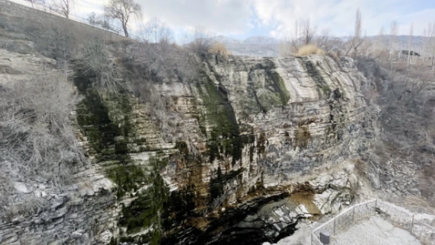 Tortum Şelalesi kurumaya yüz tuttu!