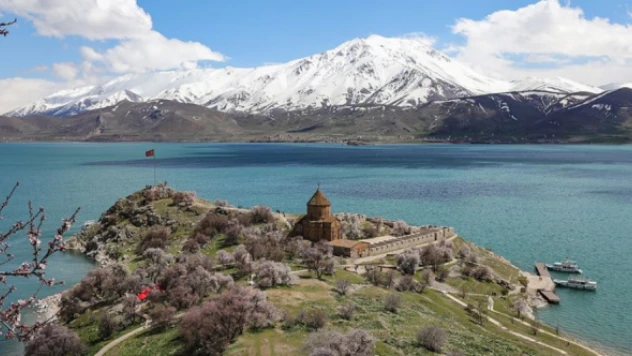 Van Gölü'nden 70 bin metreküp balçık ve dip çamuru çıkarıldı