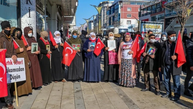 Vanlı aileler bir yıldır  HDP İl Başkanlığı önünde evlat nöbeti tutuyor