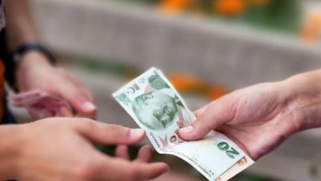 Yolda bulduğu binlerce lirayı sahibine teslim etti