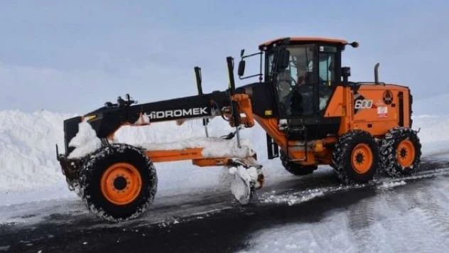Ağrı'da hasta çocuk greyderle ambulansa ulaştırıldı