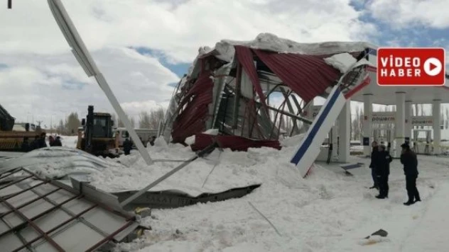 Ağrı'da istasyonun çatısı böyle  çöktü!
