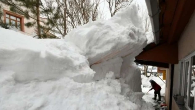 Aracın üzerine kar düştü!
