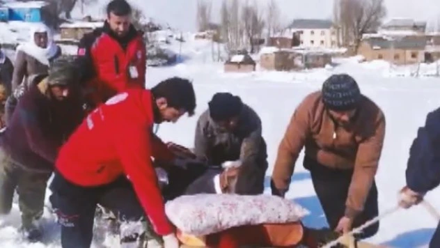 Bingöl'de ekipler yaşlı hasta için seferber oldu
