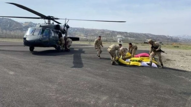 Bingöl'de karda mahsur kalan besiciye helikopterle yem yetiştirildi!